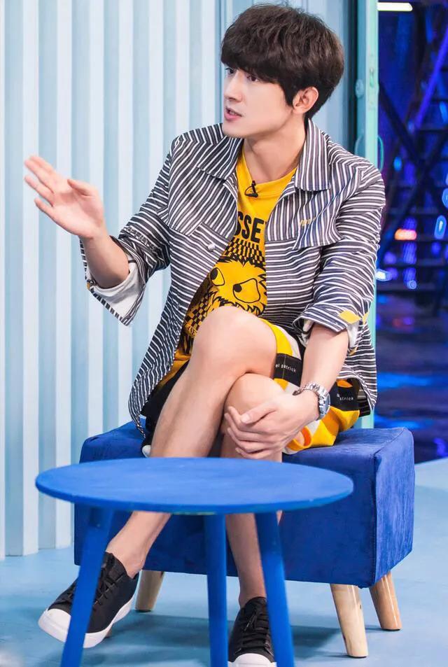 林更新白色体恤搭配西装裤,黑衬衣配黑色裤子林更新