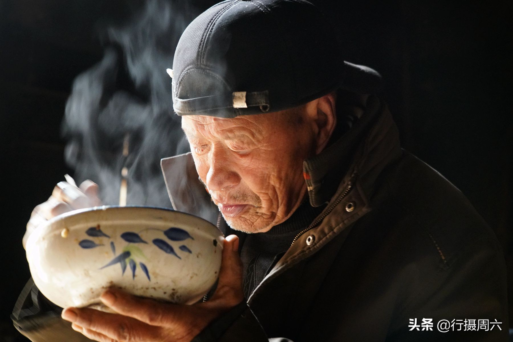 农村老汉养8只狗,农村大爷养小宠物