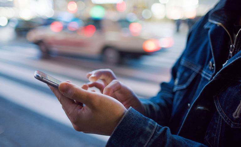 被锁在门里面该如何自救,被锁在门外面了怎么开锁不用钥匙