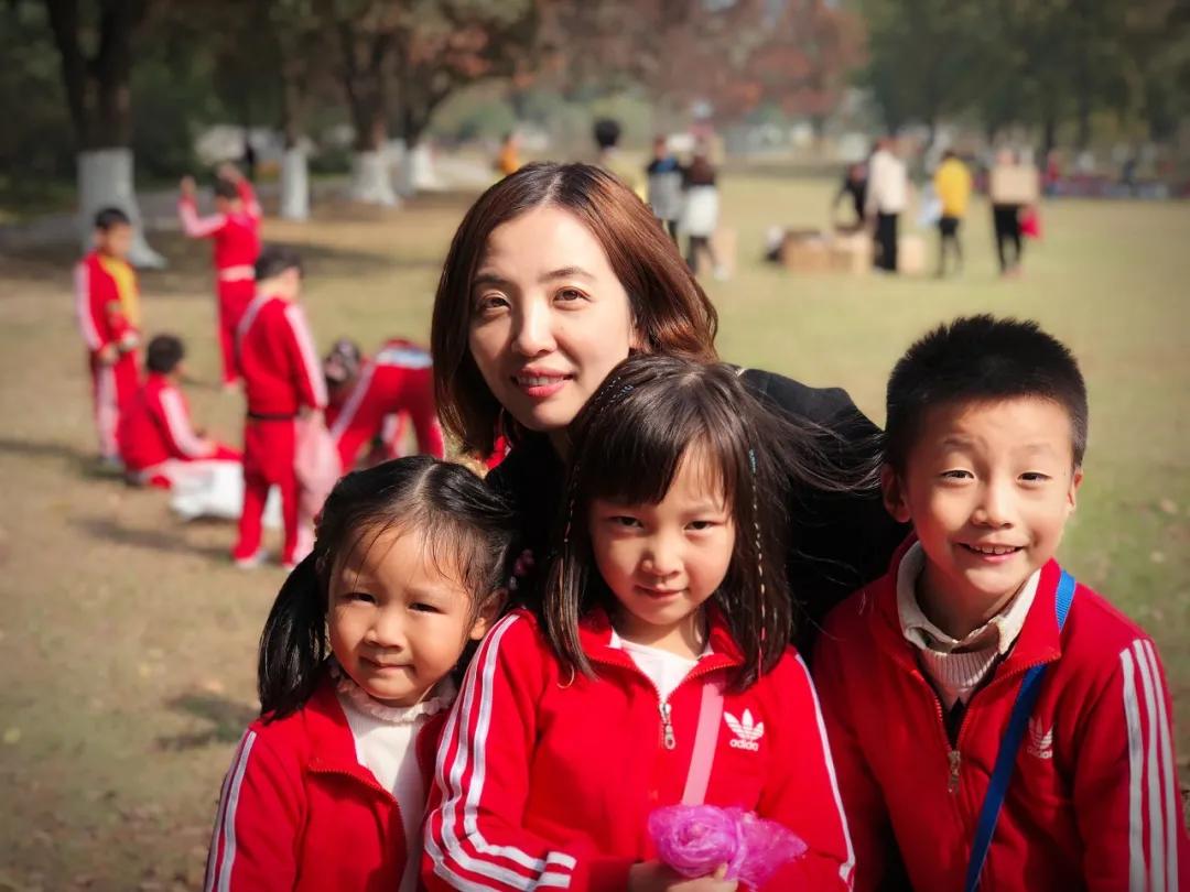 爱岗敬业无私奉献教师,爱岗敬业的教师典范