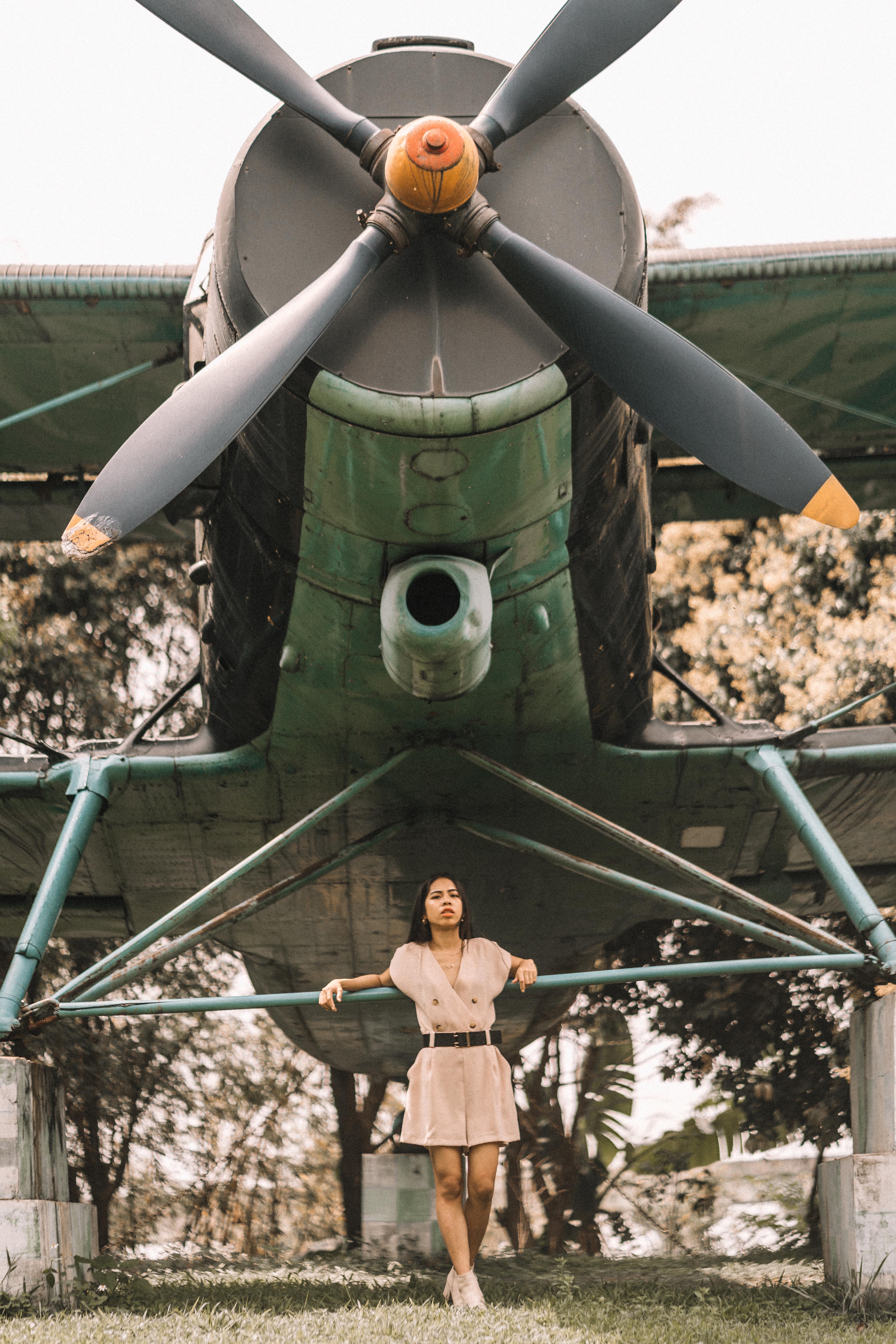 广州山林里面发现一架废弃的飞机,广东深山里的隐藏飞机