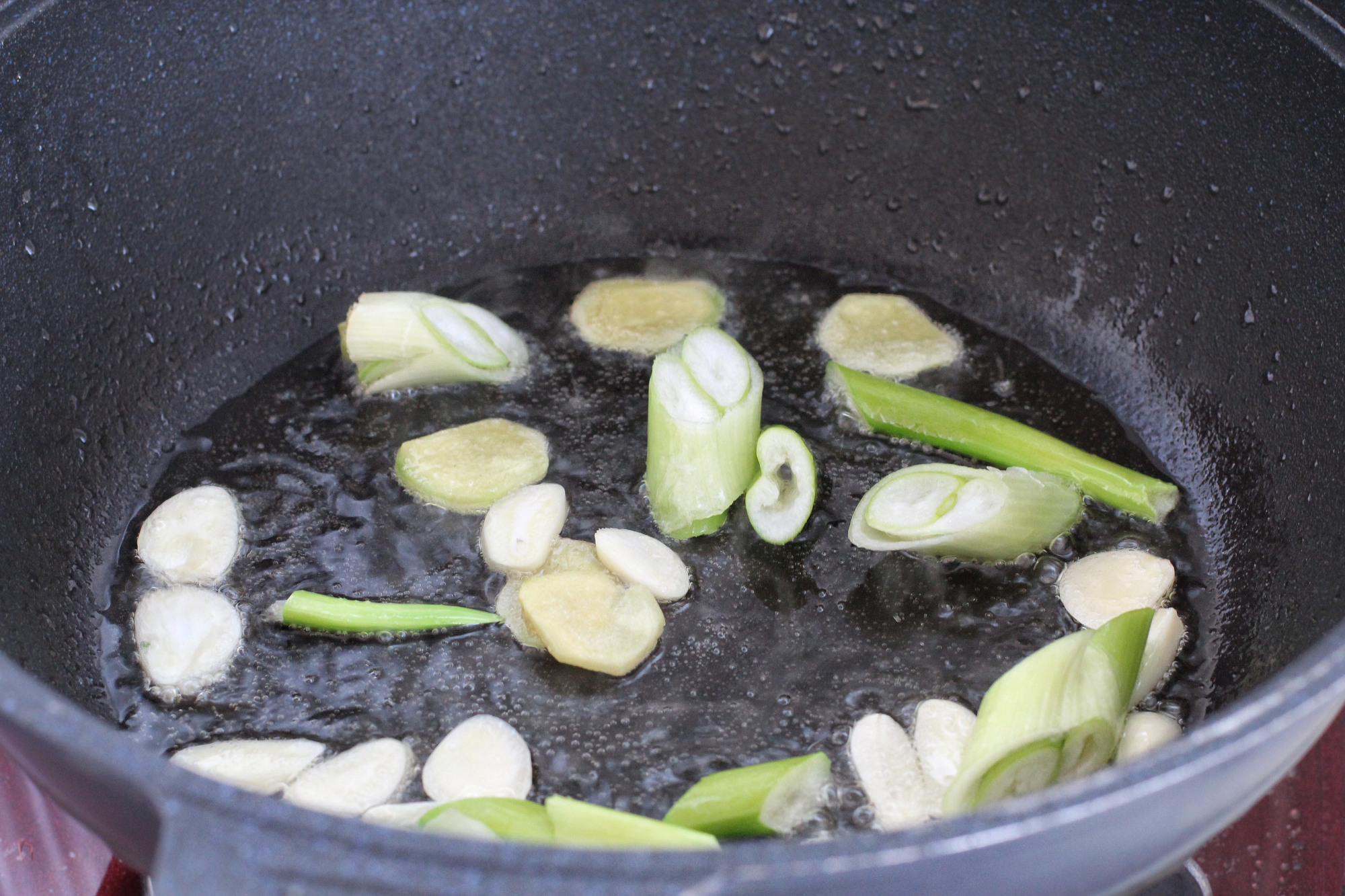 千炖豆腐万炖鱼的功效与作用,鲜香美味的鱼炖豆腐