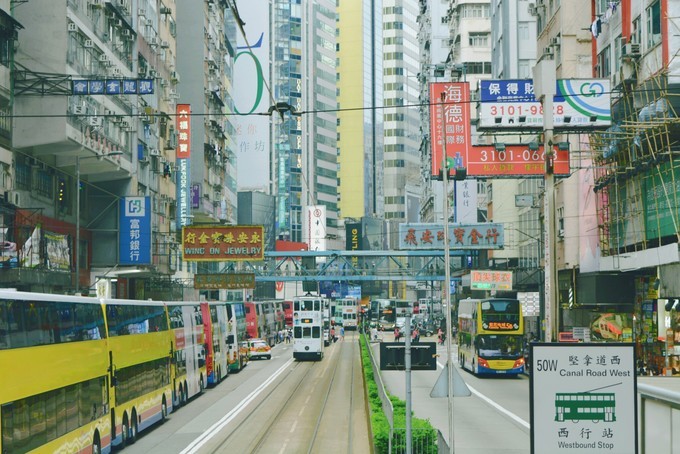 世界将我包围下一句,世界将我包围演唱