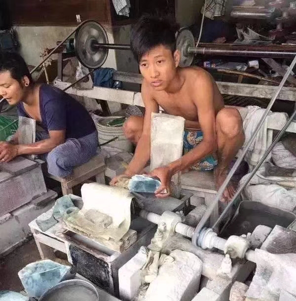 翡翠卖毛货有什么猫腻,翡翠毛货抛光猫腻