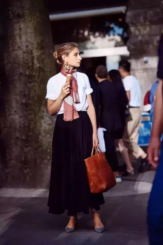 戴丝巾的气质女人,女士小丝巾气质打法