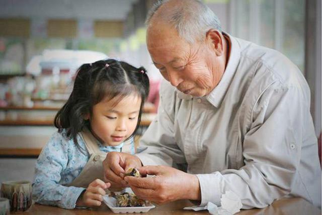 隔代教育观念冲突,隔代教育怎样纠正长辈的矛盾