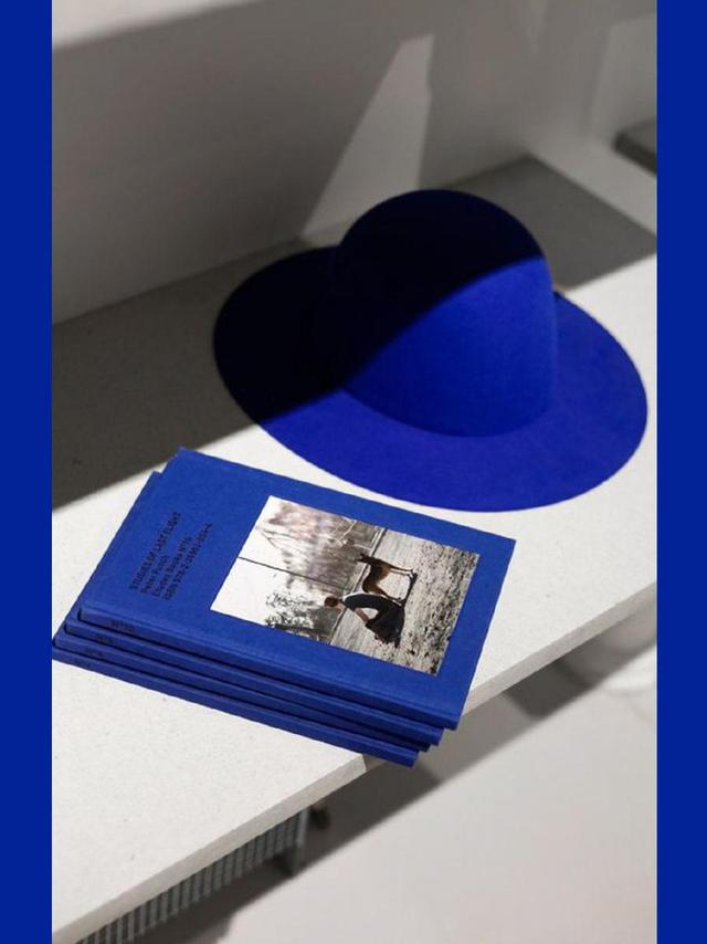 克莱因蓝色配色高级感,克莱因蓝到底有多显白