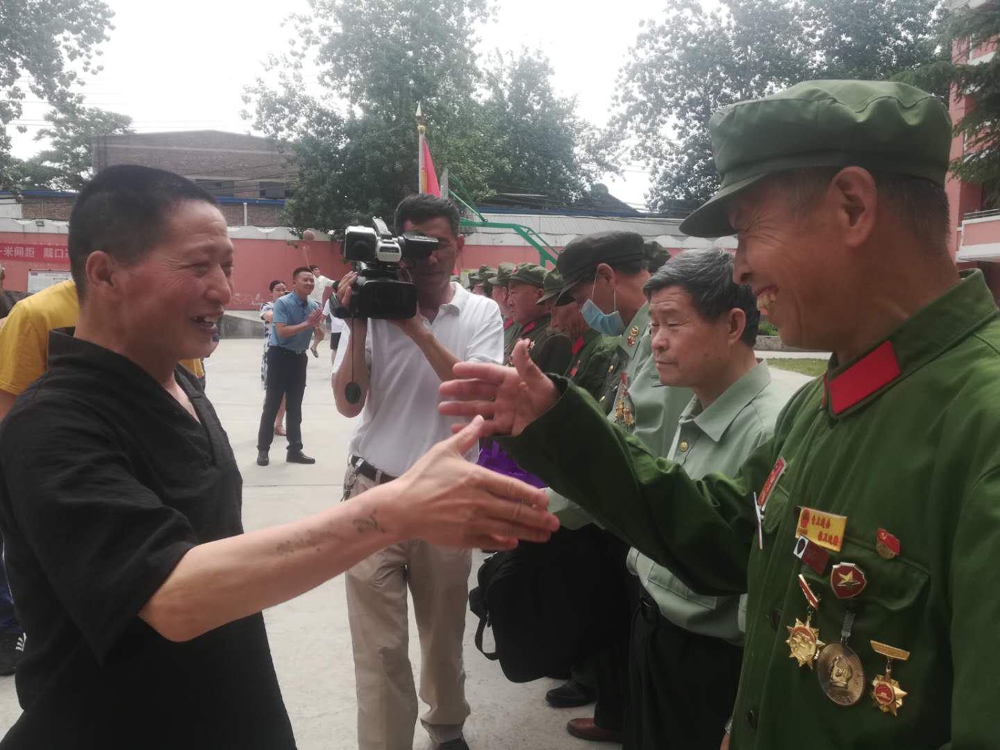 太行老兵家国情怀视频,千名学子缅怀先烈传承红色基因