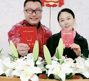 51岁尹相杰与娇妻秀恩爱,尹相杰妻子结婚照