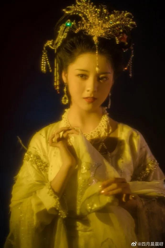 00后女孩演绎四大名著美女,凭一个造型火出圈,200万网友点赞