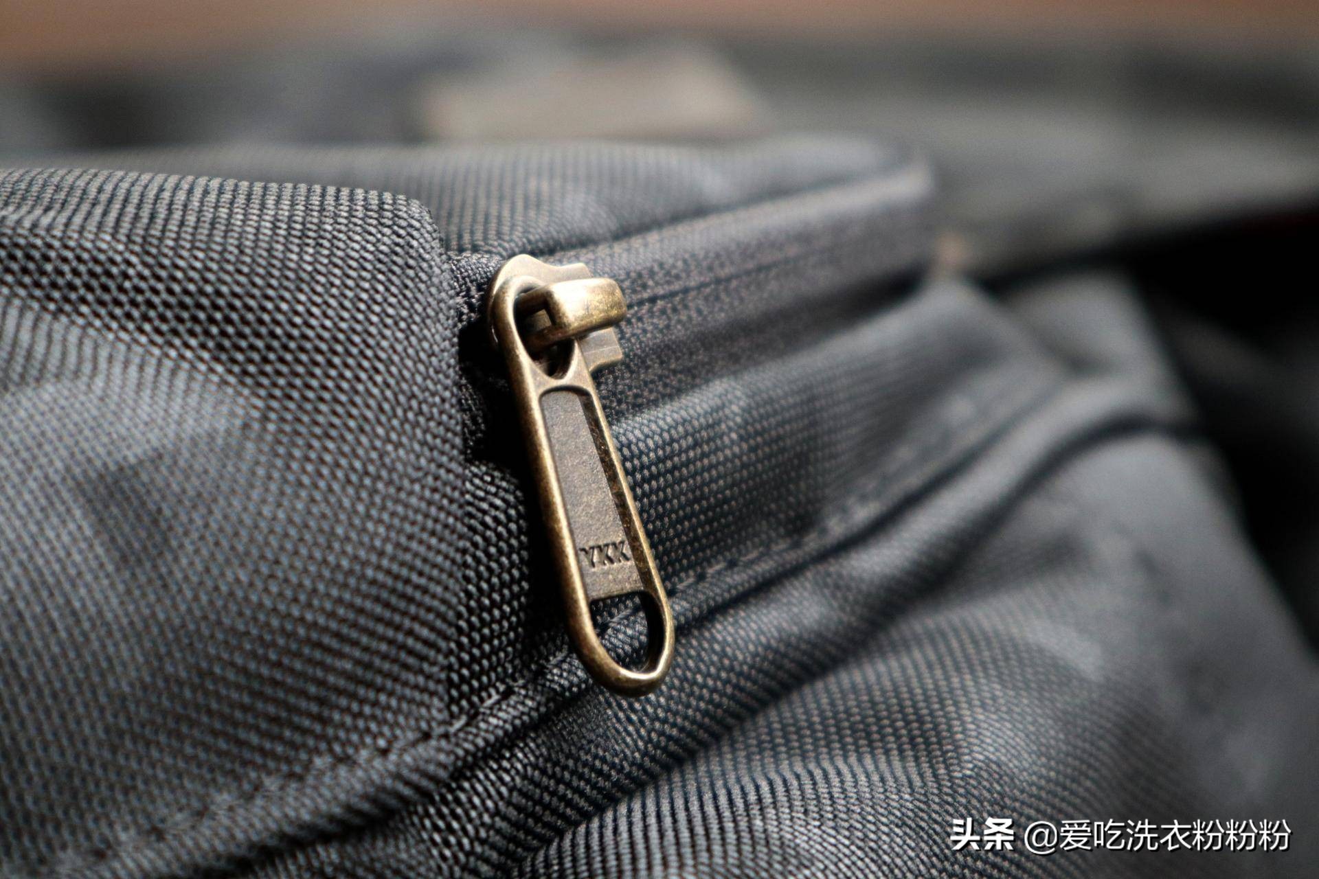 通勤出游两不误——tomtocA90暗纹迷彩双肩包