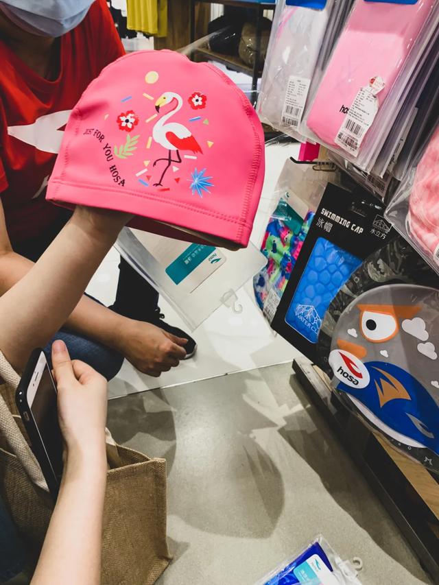 带娃游泳必须戴泳镜吗,儿童学游泳适合戴大框泳镜吗