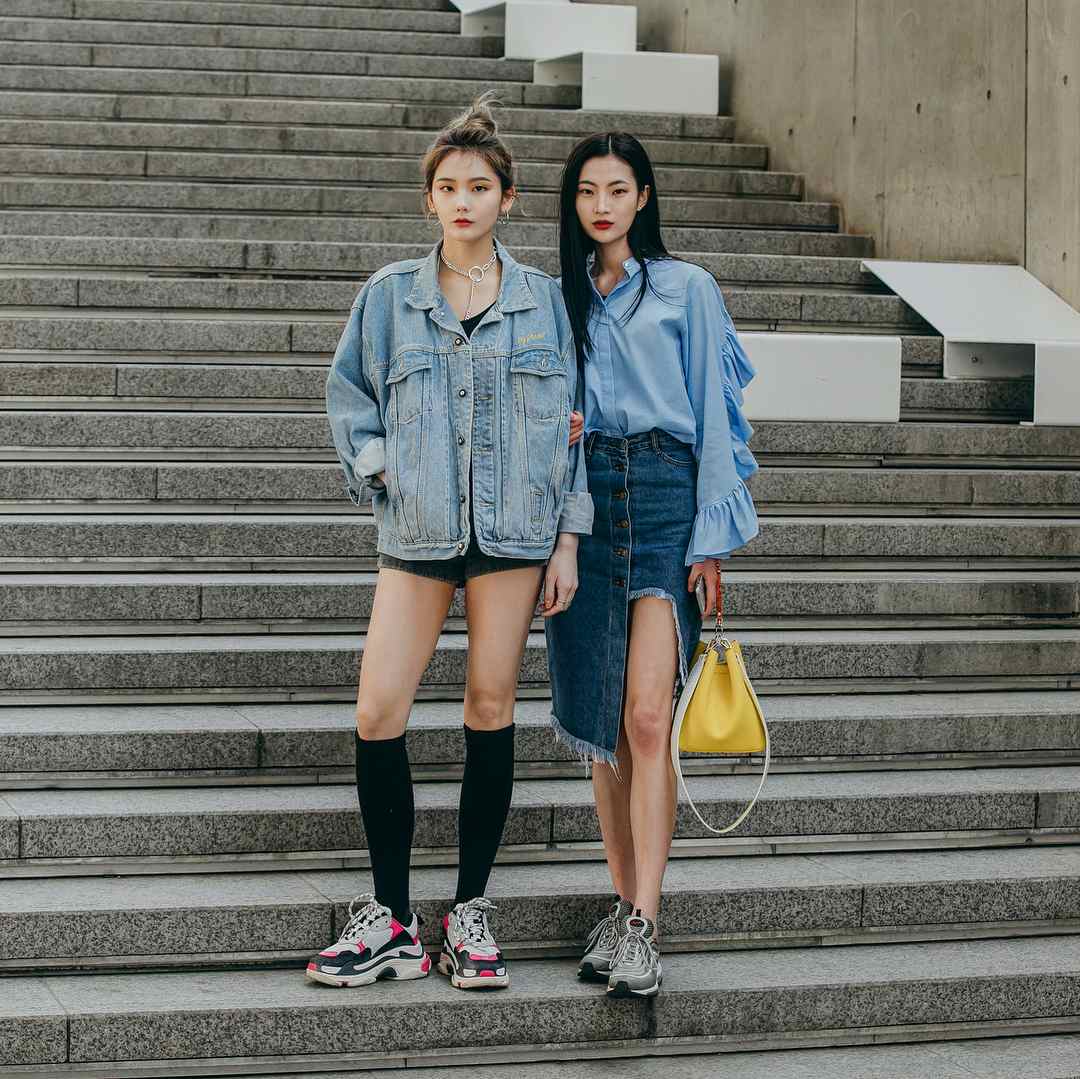 既能配高跟鞋又能配运动鞋的裤子,适合配裙子的运动鞋