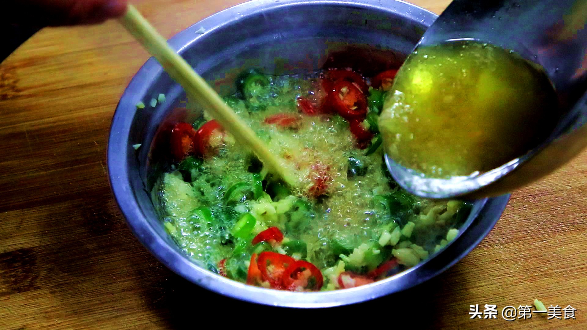 学会这凉拌技巧皮蛋滑嫩不涩,皮蛋如何不用姜拌凉菜