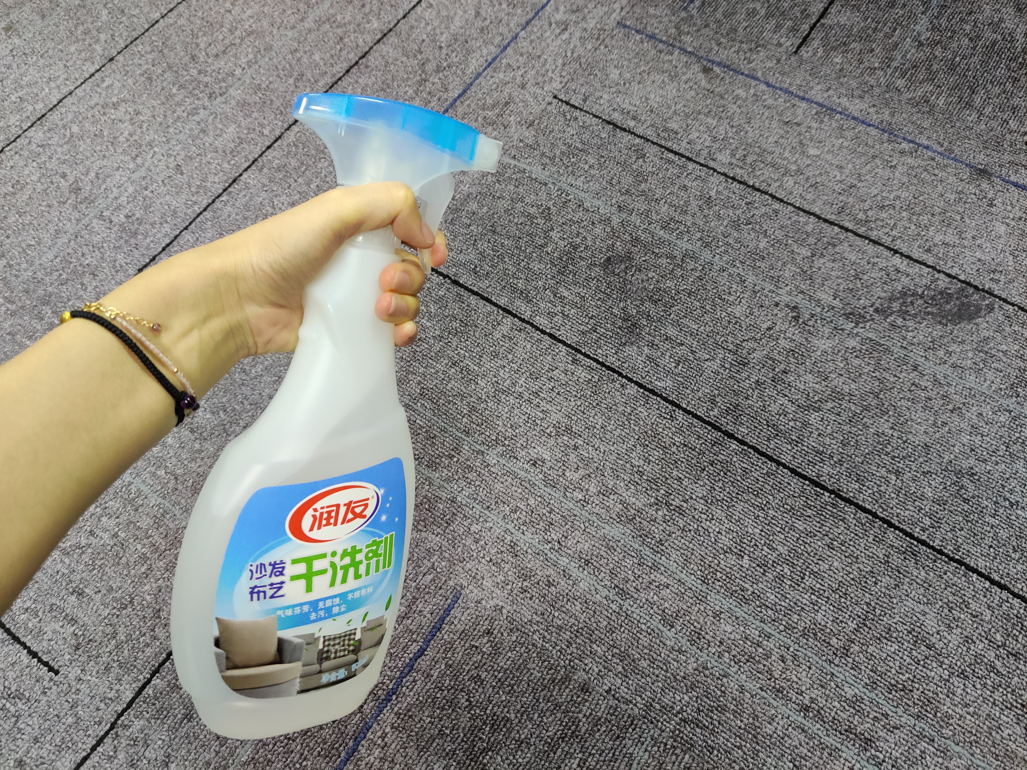 沙发脏了一擦就黑是怎么回事,沙发脏了擦一下