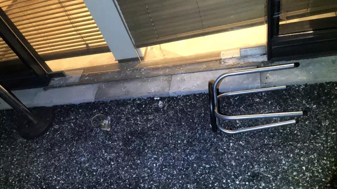 港版大片佛山演?高明十几名西装壮汉对峙,马上就要飙血开片!阿sir来了...