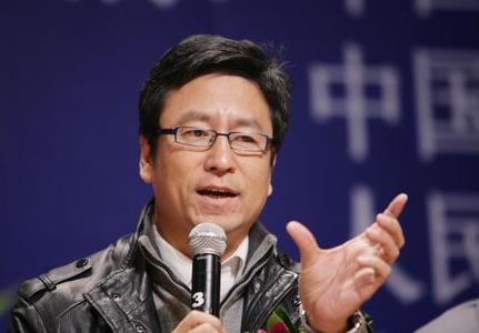 央视白岩松：被自杀拒天价死守央视，今又因国籍风波“败”给儿子