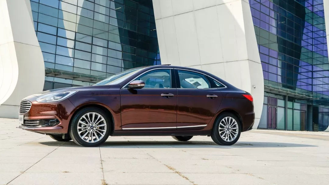 福特新款福睿斯实拍曝光颜值提升,长安福特福睿斯性能测试