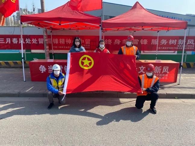 他一直都在诗歌,她一直都在作文600字