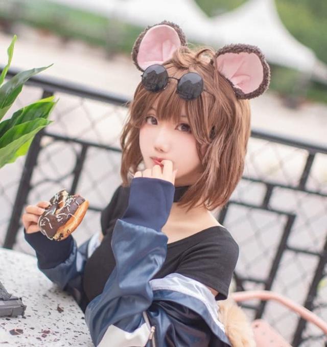 这个萝莉把“毒汁袜”穿至半腿，腿太细了