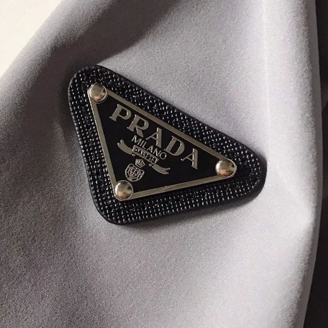 普拉达经典三角标冲锋衣,普拉达冲锋衣男款2021款