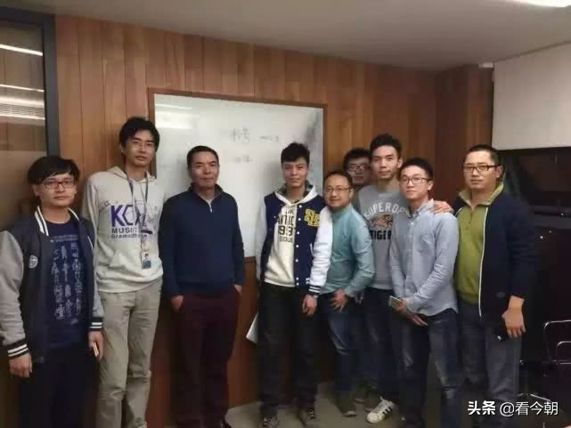 他创造了微信，八亿多人心甘情愿每天低头盯着它如醉如痴，他是谁