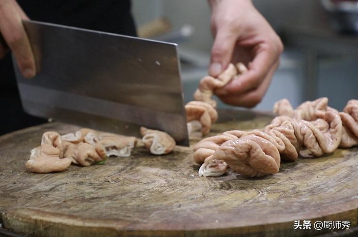 鹏厨教你干锅肥肠的正确做法，香辣过瘾又不腻，收藏起来过年试试