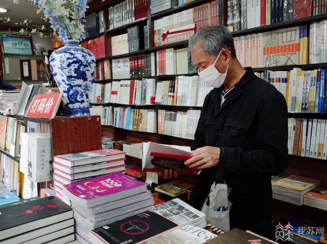 消逝、维持、坚守：南京特价书店探访