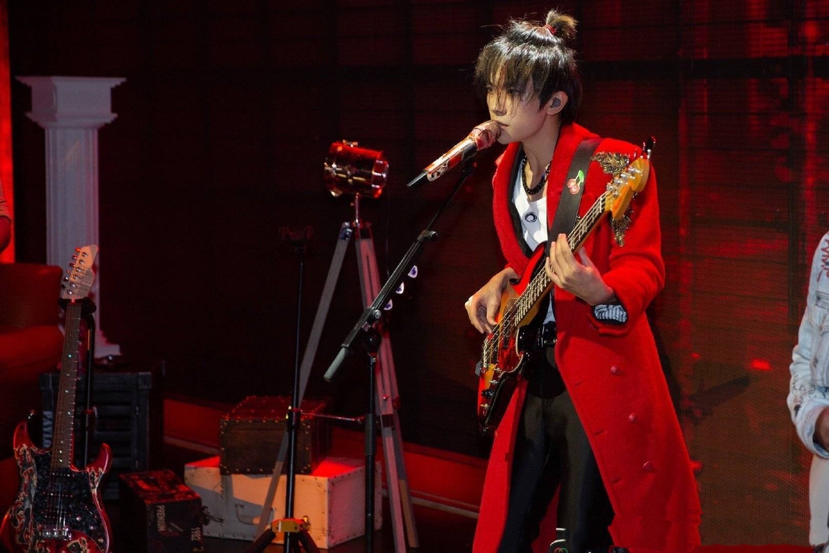 易烊千玺对周冬雨态度,易烊千玺周冬雨全程无交流与笑容