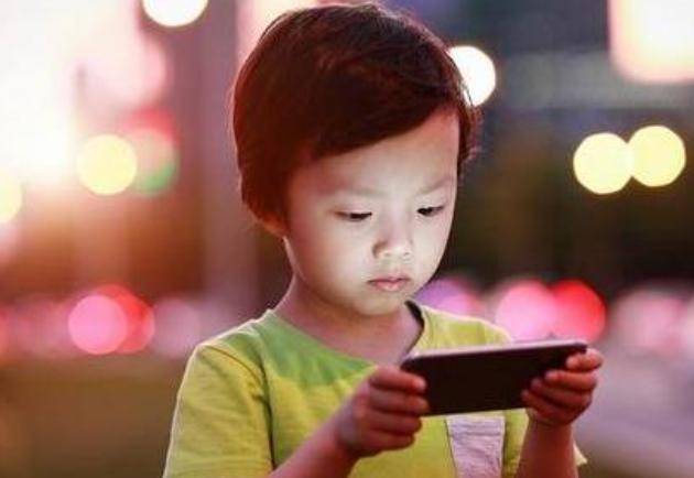 孩子在学校被人打了不肯说怎么办,宝宝被人欺负只会哭不还手怎么办