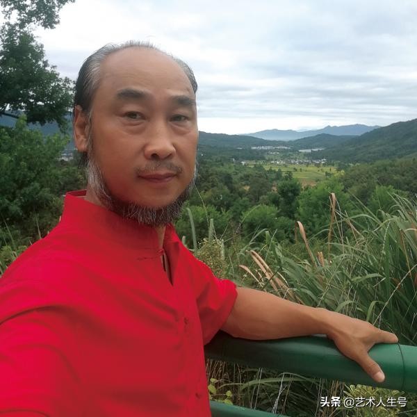 积墨黄山最知音,禅道文武修全能——记著名画家龚前进