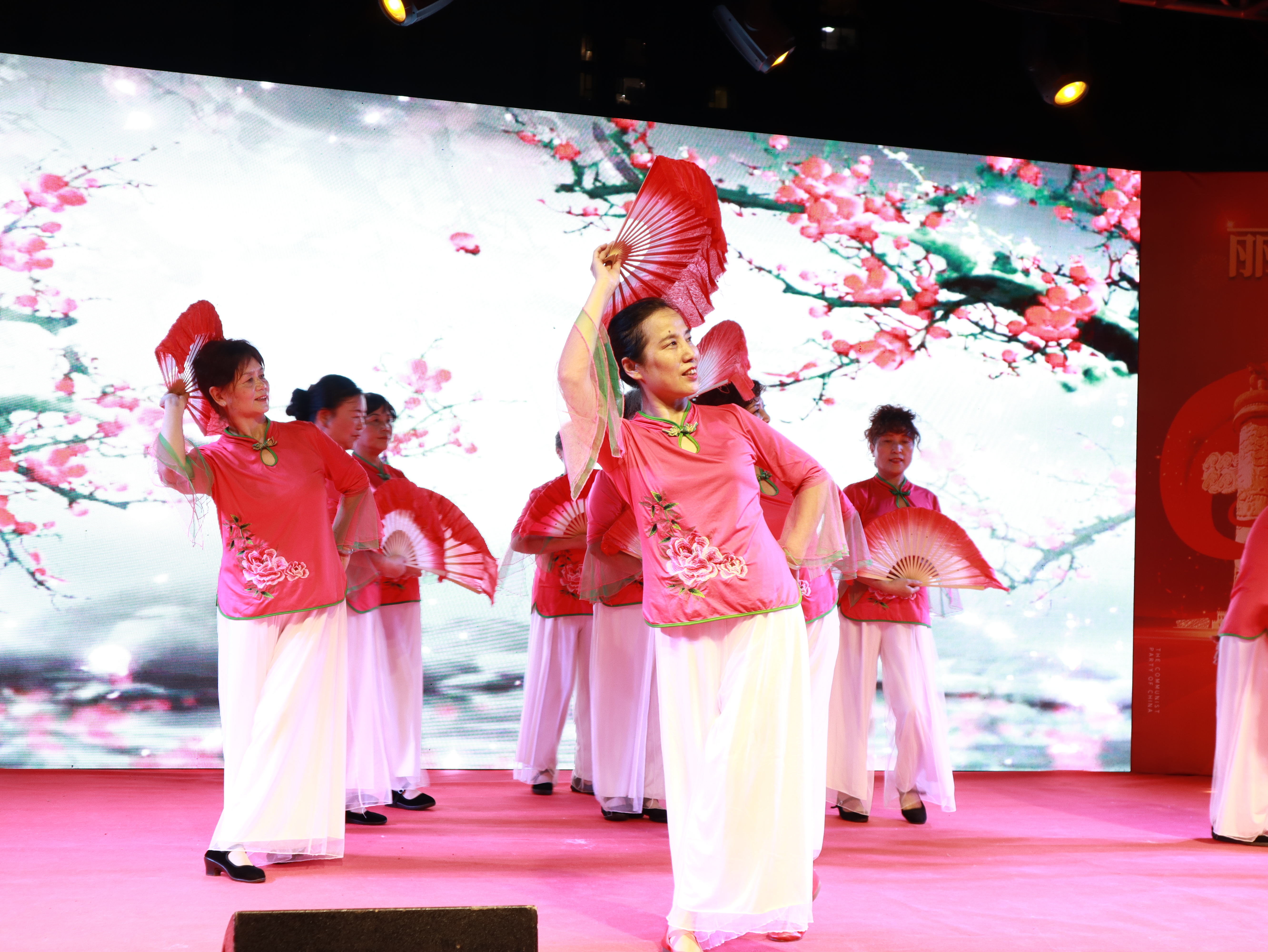 社区居民“全班底”书香花香伴心香——丽都花园社区“*党**建百年丽都风华”活动赢得居民交口称赞