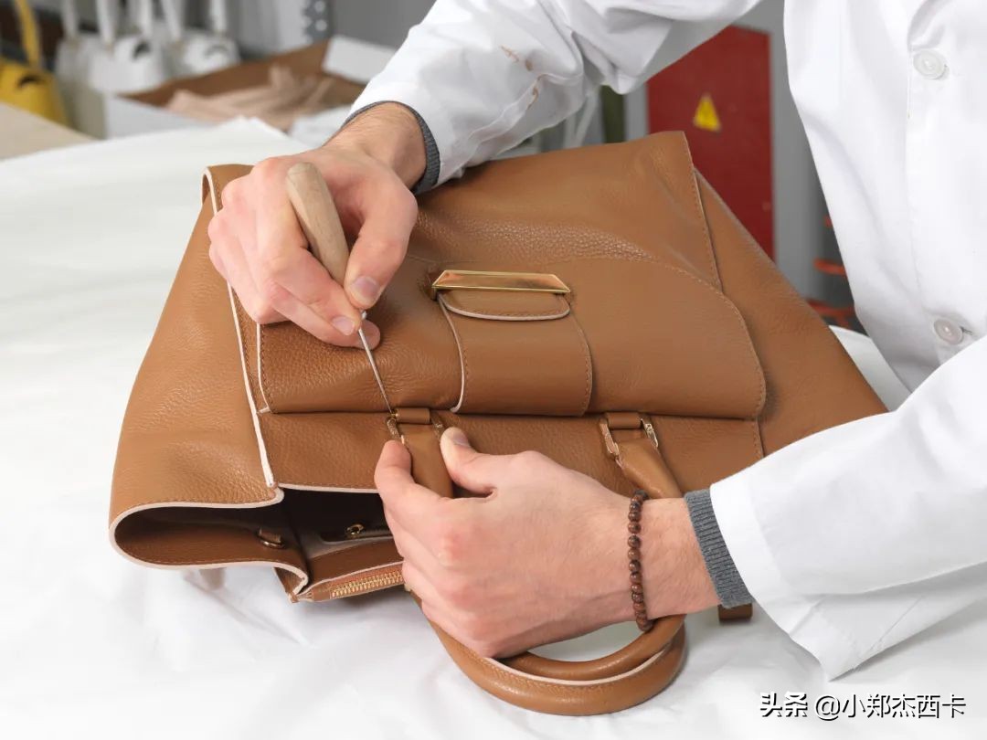 身价上亿的大律师,重复使用的通勤包原来只有这几个