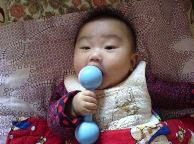 2岁外孙误食502胶水，姥姥的聪明做法，连医生也为她点赞