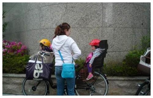 妹妹偷溜进哥哥房间“蹭床”，结局让网友笑翻：嚣张进去卑微出来