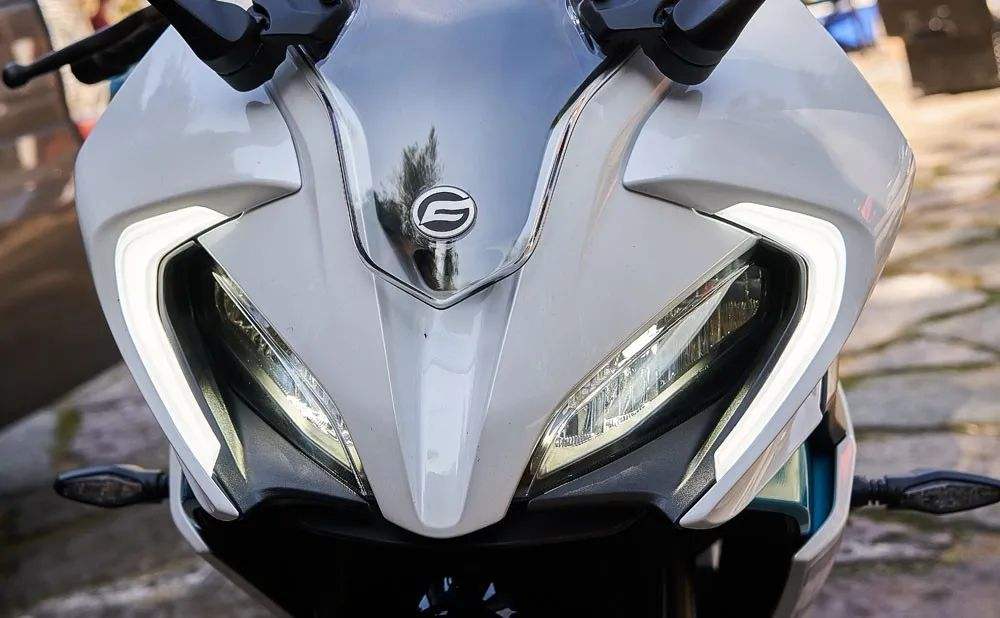 春风250sr和铃木gsx250哪个值得买,春风250sr值不值得入手