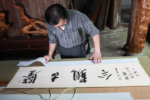 装裱字画不掉色,自己能在家装裱字画吗