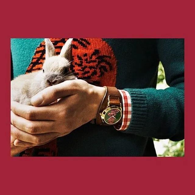 为什么女孩喜欢戴毛衣链,现在女孩子都流行戴什么项链