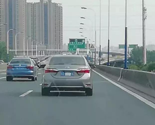 乱停车挡住别人被撞如何定性,乱停车被人遮挡牌照被处罚怎么办