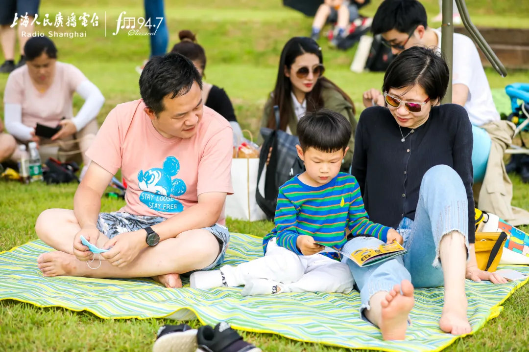 艺术赋能品质生活，提振城市消费信心。经典947辰山草地广播音乐节温暖收官