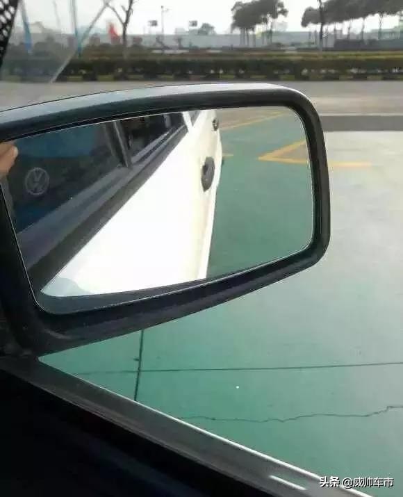 倒车入库两边都有车怎么能倒进去,倒车入库怎么看两边车身是否扫线