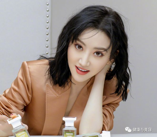 杨幂脸型适合什么发型,杨幂空气刘海发型图片大全