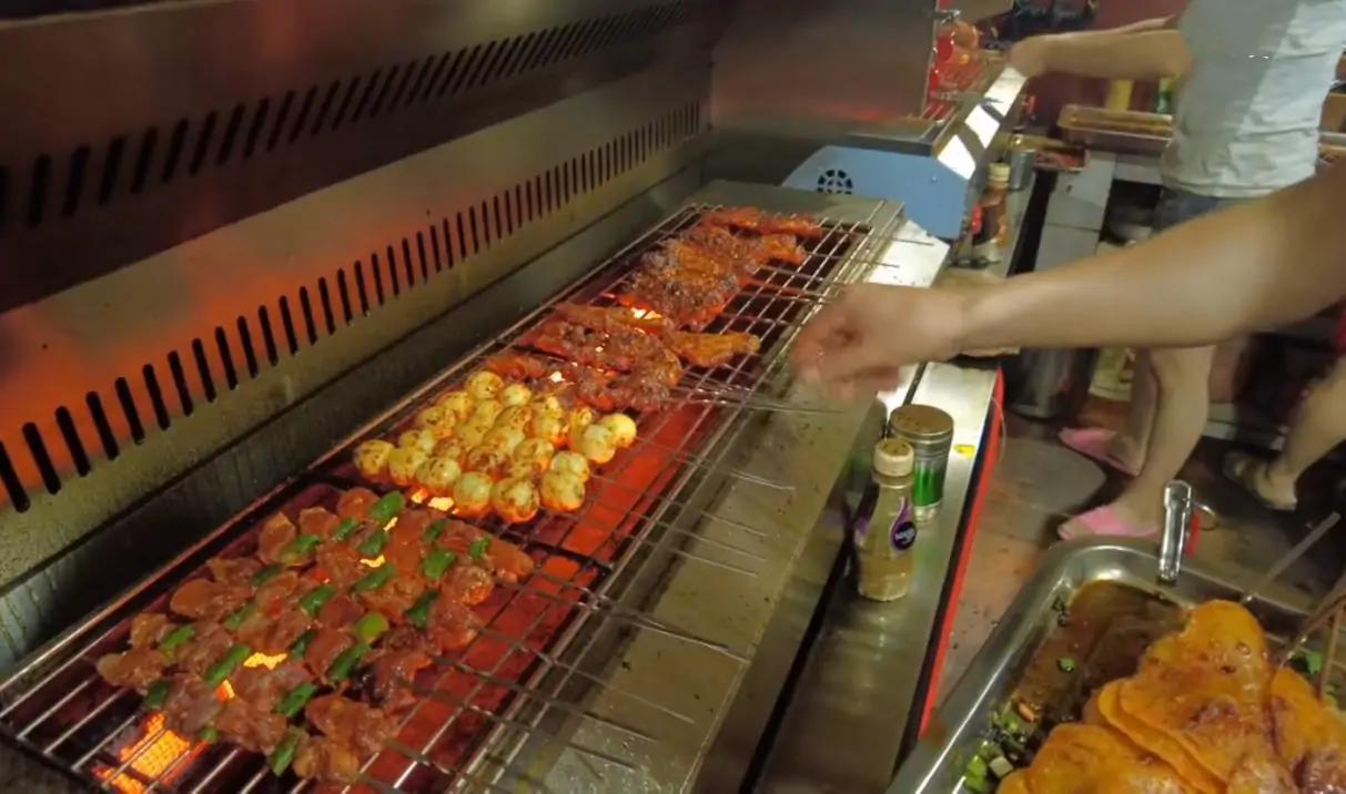 成都一家几十年老街地道烧烤,老街烧烤多少钱一个