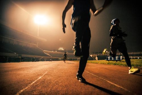 跑完步腿抖是怎么回事,跑完步双腿僵硬怎么回事