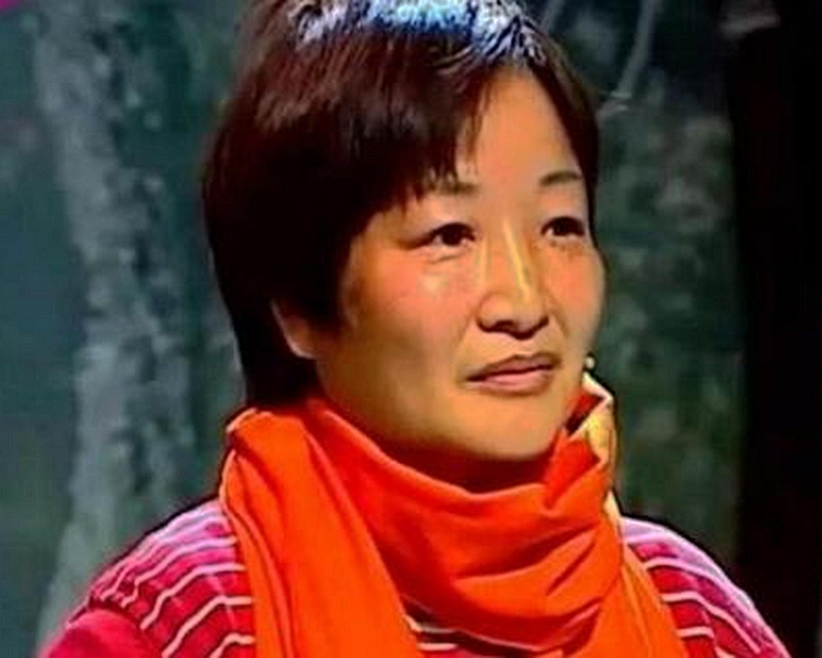 女子拿枕头鉴宝完整视频,大妈带5元买的玻璃杯去鉴宝