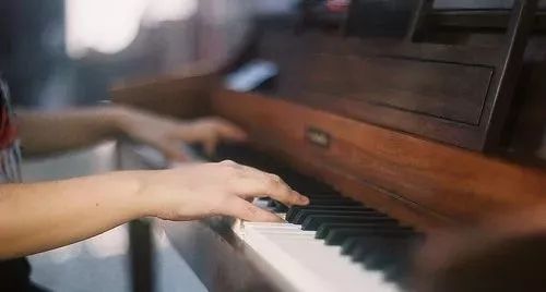 学琴一年后如何纠正指法,初学琴怎样让手指不翘