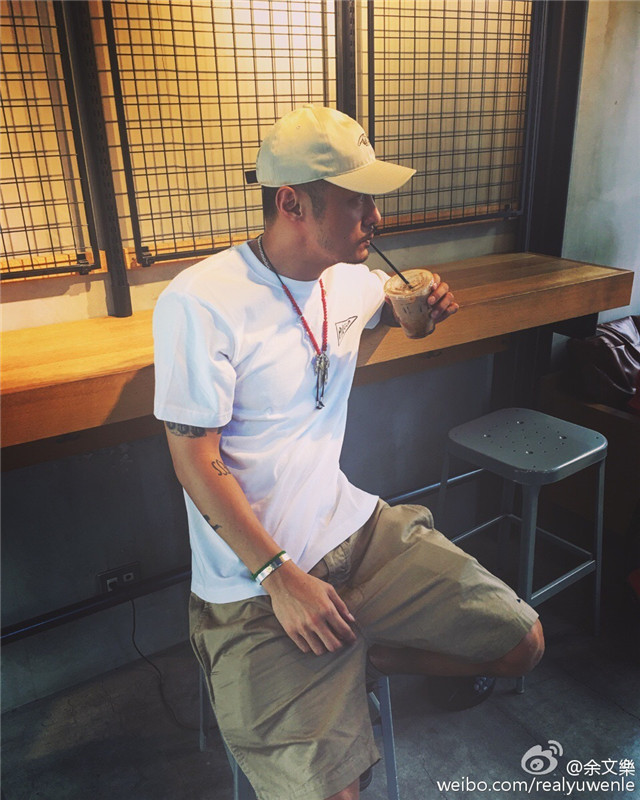 纯棉t恤白色发黄用什么办法洗,白t恤穿久了发黄怎么变白