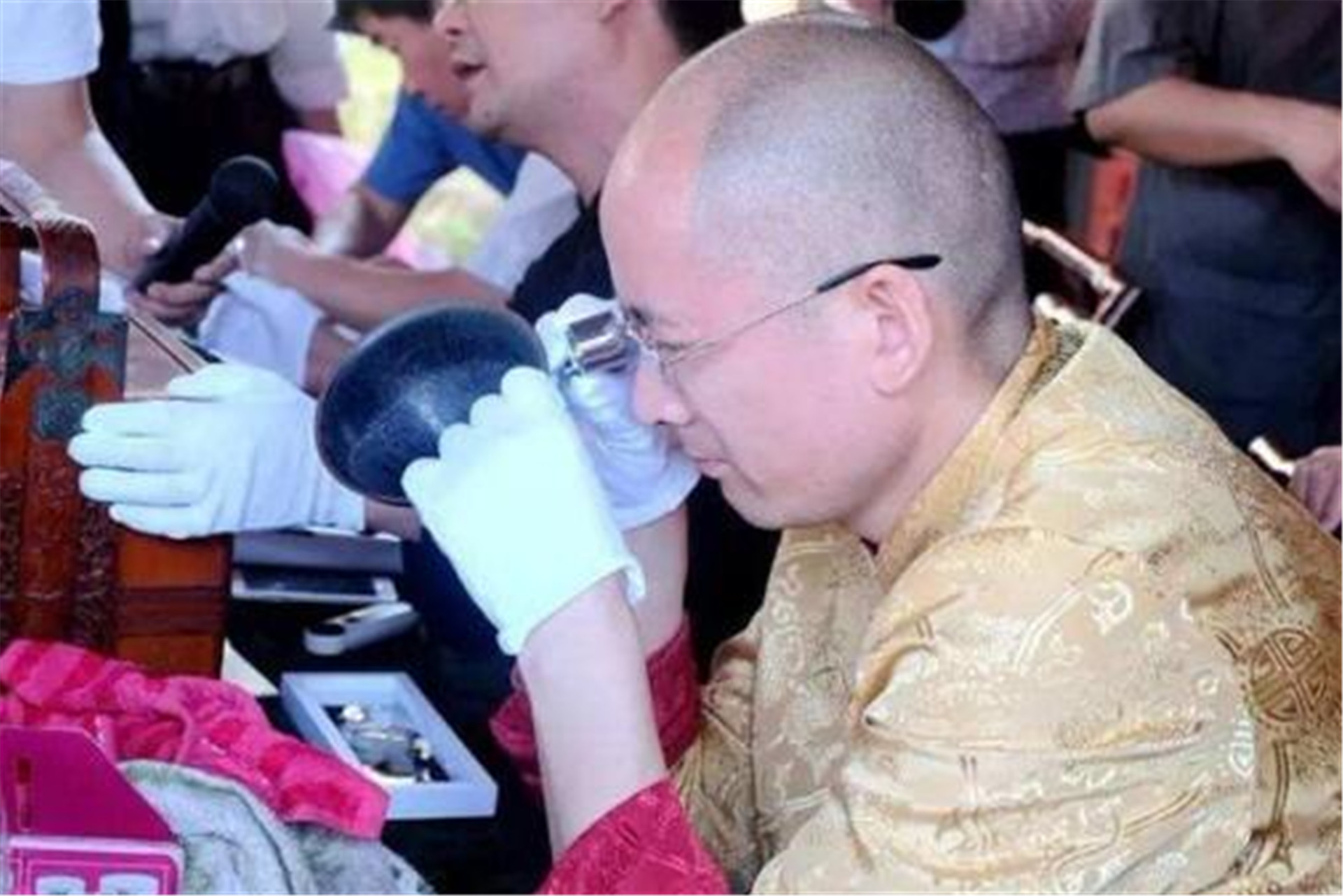 花季少女拿祖传狼皮鉴宝,女大学生带100万元鉴宝