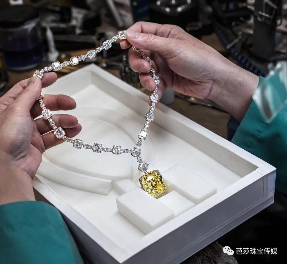 2021流行色亮丽黄太难穿？一件珠宝让你时髦一整年