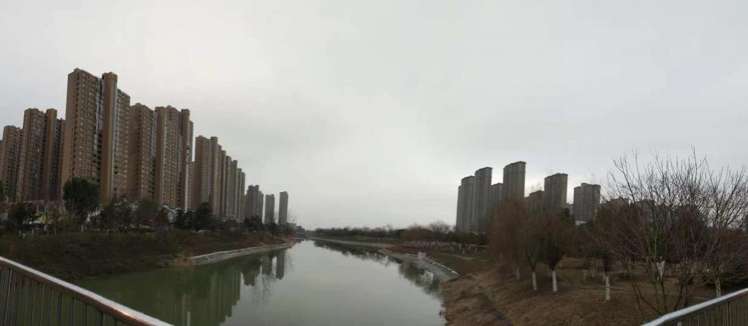 一路之隔繁华程度不一样,一路之隔和万人空巷的区别